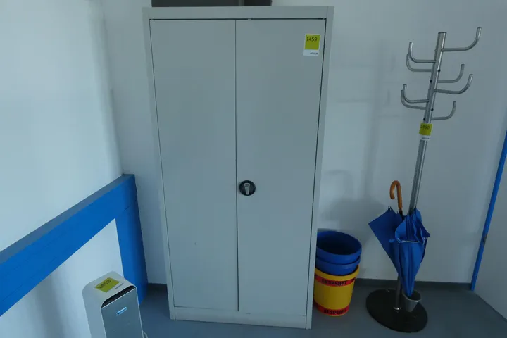 Schrank, ohne Inhalt